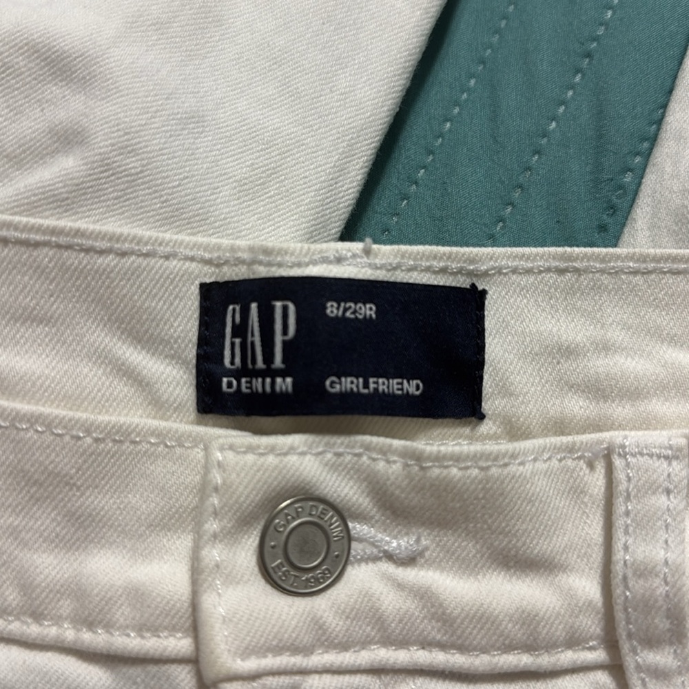 GAP Distressed Girlfriend Midrise Jeans Optic White Size: 8/29 27.5” - Picture 4 of 6